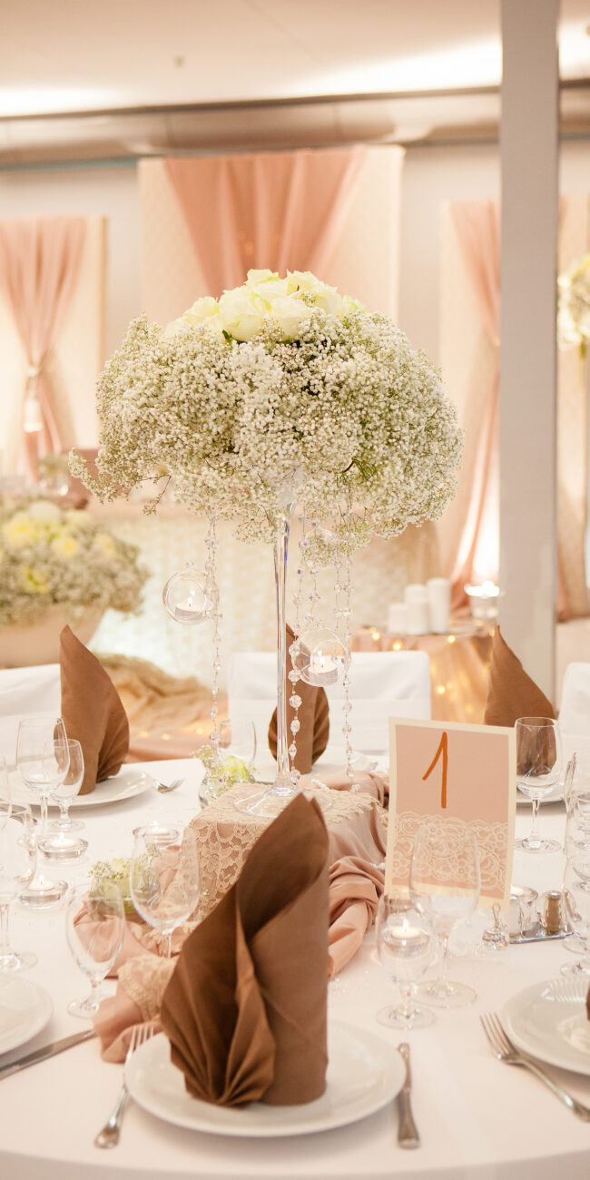 Gästetischdeko Hochzeit cappuccino beige Hochzeitsdeko Vase Schleierkraut Rosen Kugeln