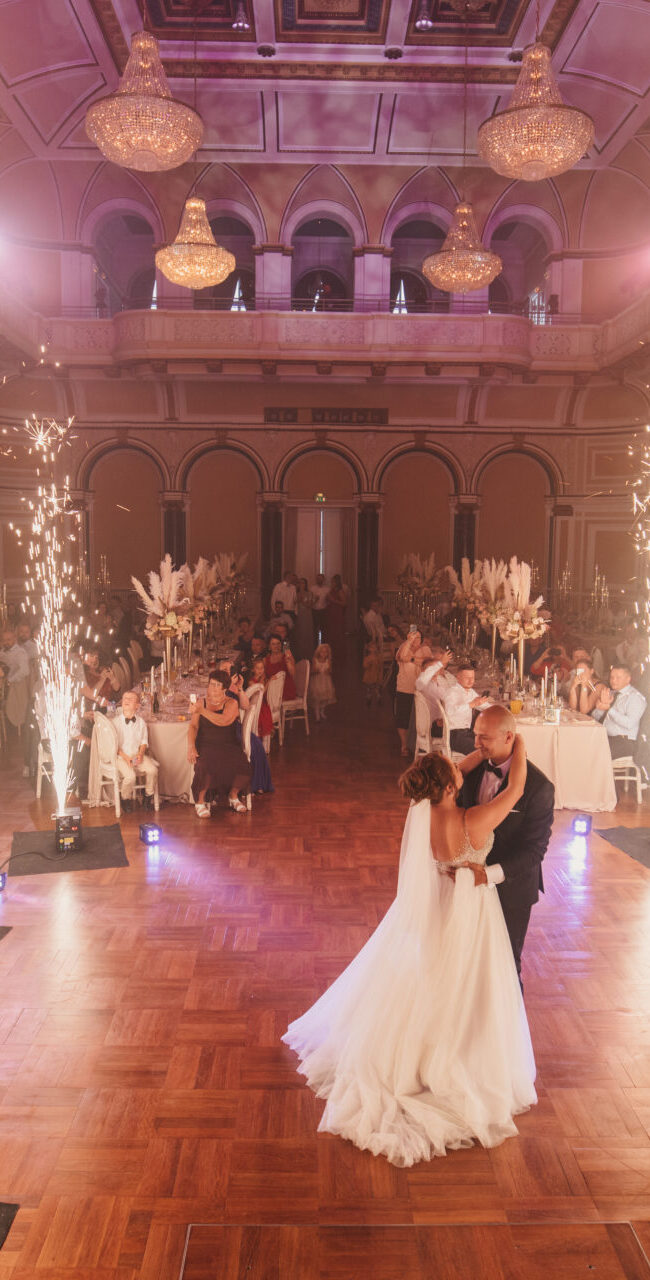 Brautpaar Bräutigam Braut im Brautkleid beim Hochzeitstanz Hochzeithalle mit Feuerwerk