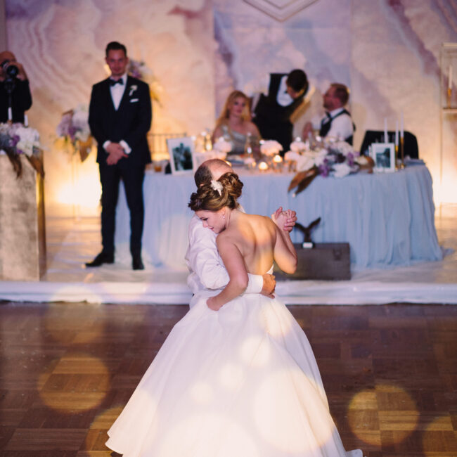 Braut Hochzeitstanz Weißes Brautkleid mit Haarschmuck Brauttisch mit Backdrop