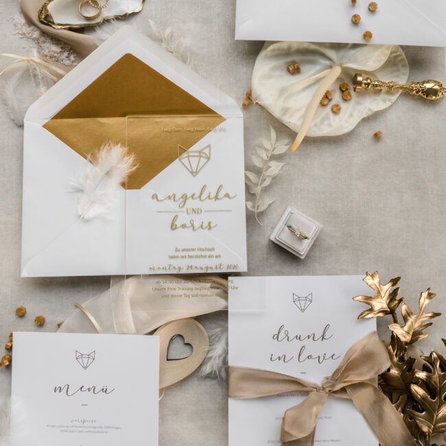 Hochzeiteinladung auf Glas goldener Schriftzug Hochzeitsmenü Siegel Oyester Blattgold
