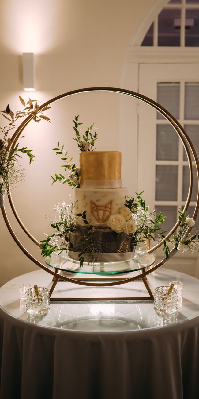 Hochzeitstorte aus drei Etagen mit Farabstuffung Hochzeitsdekoration in Gold Hochzeitslocation