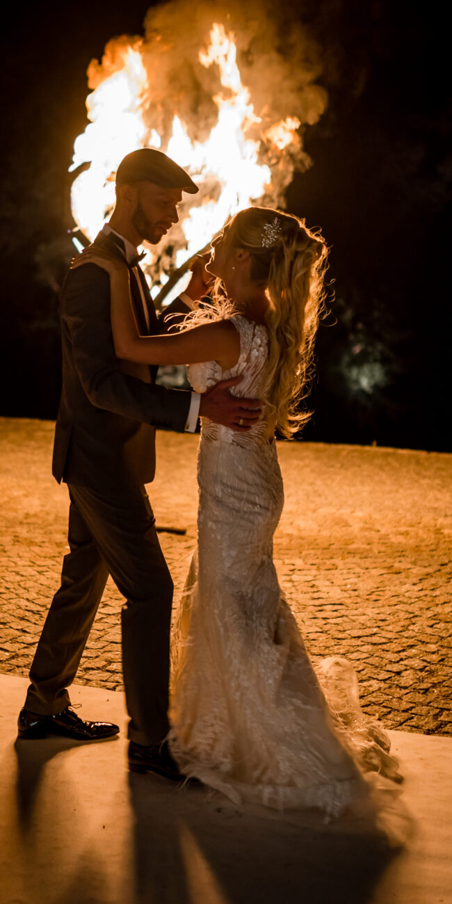 Brautpaar Tanz im freien Hochzeitstanz verspieltes Brautkleid