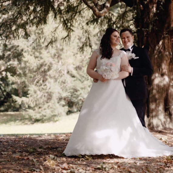 Braut in weißem Kleid und Brautstrauß Hochzeitsfotografie im Freien vom Brautpaar bräitgam im Anzug
