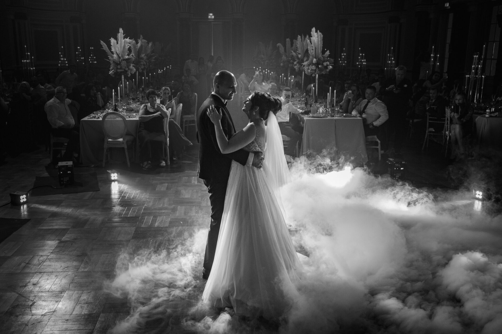Hochzeitsbilder in schwarz weiss von Hochzeitstanz sind sehr wichtig.